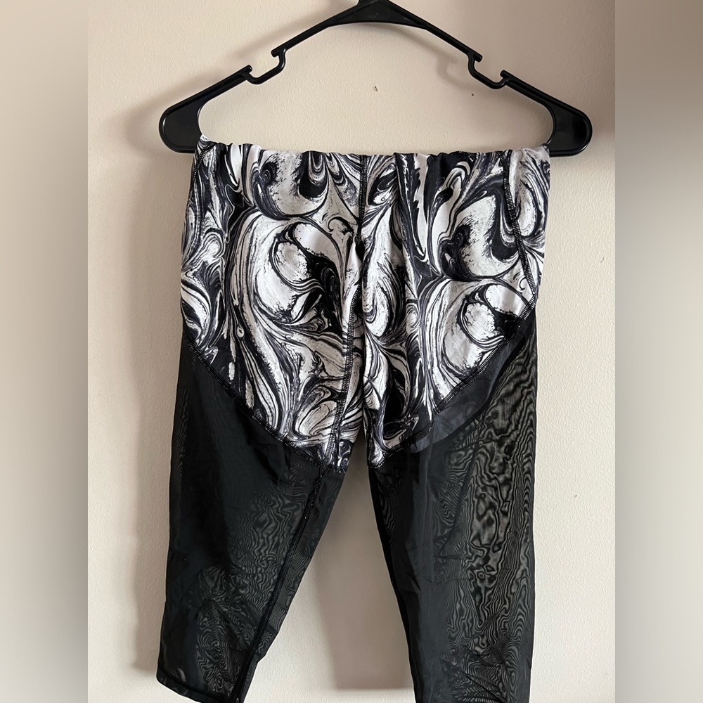 victoria sport capri marble leggings.  size medium